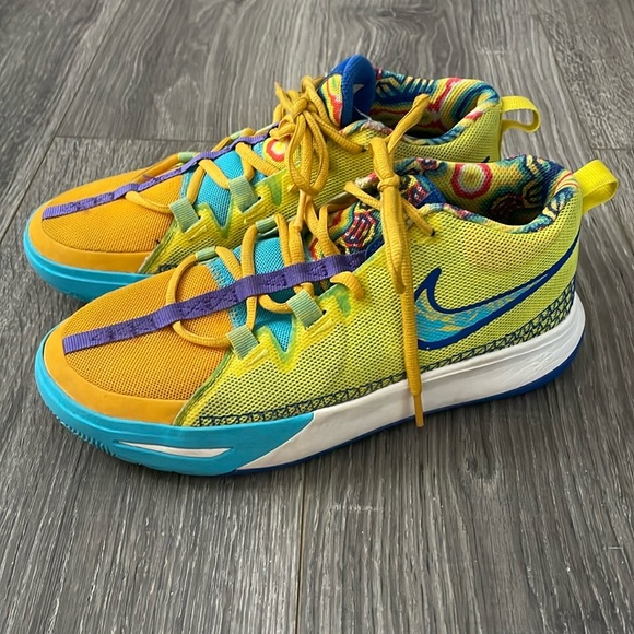 Nike Kyrie Flytrap Sneakers Size 6Y - Picture 1 of 9